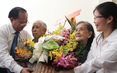 Lãnh đạo TP.HCM thăm gia đình nhà giáo tiêu biểu