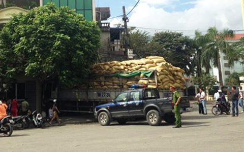 Xe tải khủng chất đầy cám tông thẳng nhà dân