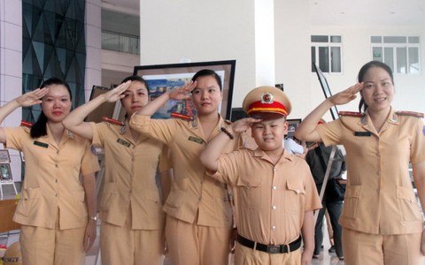 Đà Nẵng giúp cậu bé ung thư thực hiện ước mơ làm cảnh sát