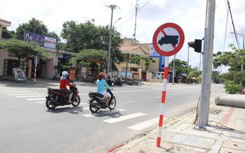 Tạm dỡ
biển cấm
trên đường
Mai Đăng Chơn