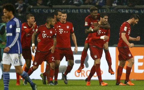 Thắng Schalke, Bayern Munich bỏ xa Dortmund 8 điểm