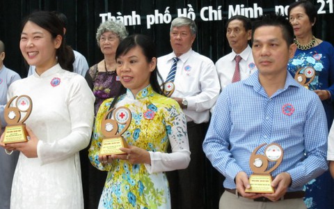 Vinh danh 69 “Hoa việc thiện” năm 2015