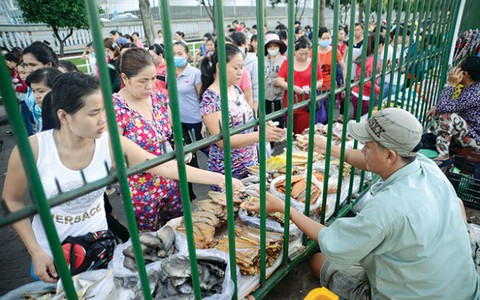 Lạ lùng khu chợ hàng rào...