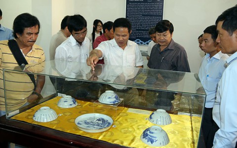 Trưng bày đồ sứ thời chúa Nguyễn
