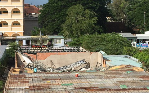Công trình sập sàn: quản lí đô thị, công an không biết chủ đầu tư
