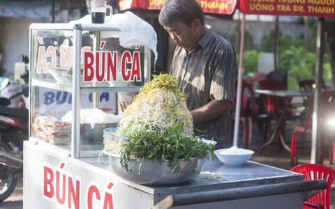 Ăn bún cá bông điên điển trứ danh miệt Châu Đốc