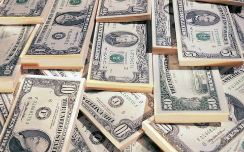 Giá USD tăng vọt, giá vàng lại giảm