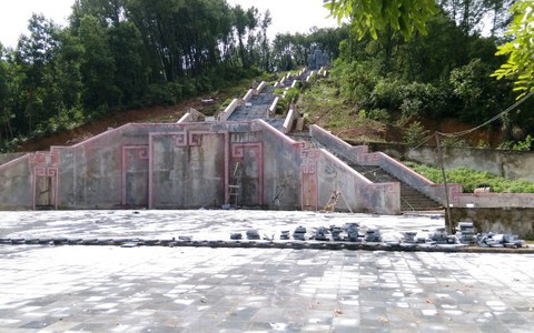 Tượng đài hơn 30 tỉ đồng dở dang, nhếch nhác