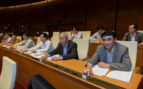 Vẫn thu phí lòng đường, hè phố