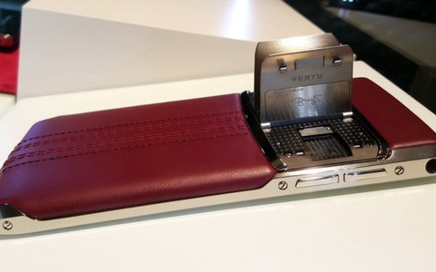 Smartphone cánh chim hạng sang Vertu Signature Touch tại VN