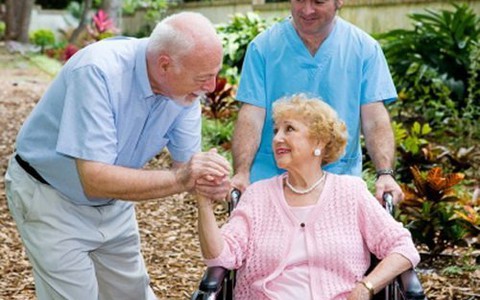 Đặt điện cực vào não chữa bệnh Parkinson