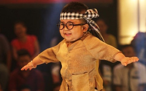 Xem clip Ku Tin hát "Áo mới Cà Mau", nhảy "Gangnam Style"