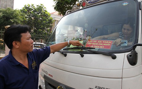 Đổ xô đi dán bảng “lái xe an toàn” vì sợ phạt
