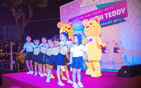 Khán giả đội mưa xem thi nhảy cùng Gấu Teddy