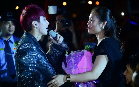 Liveshow Sơn Tùng đong đầy tình cảm gia đình