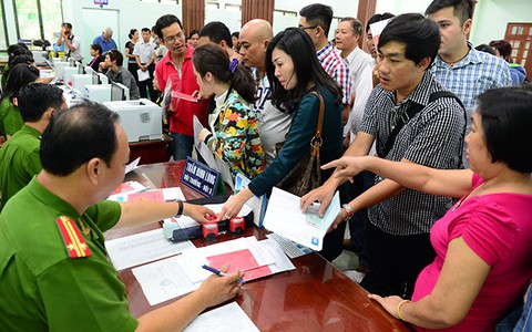 Đông nghẹt người đi làm chứng minh nhân dân 12 số