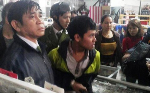 Bắt nóng nghi can dùng dùi cui điện cướp tài sản
