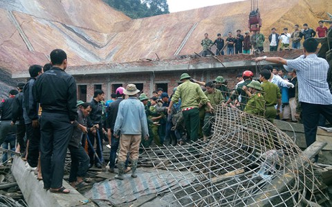 Sập giàn giáo cây xăng, 2 người chết, 6 người bị thương