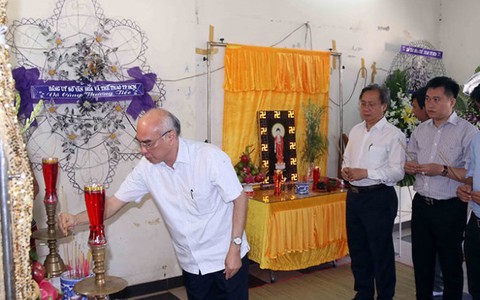 Nhiều người đến viếng Hoàng Hà Giang