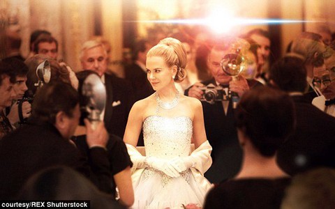 Nicole Kidman hóa thân thành công nương Grace Kelly trên thảm đỏ