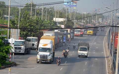 Cấm xe tải nặng trên quốc lộ 1, tài xế không hiểu tại sao