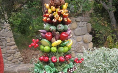 Cây thông trái cây thắp sáng bàn tiệc Noel