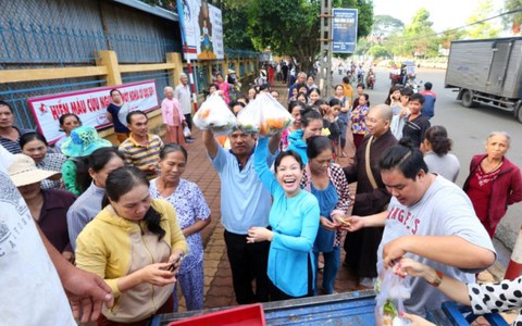 Việt Hương mang 1.000 suất ăn cho người lao động nghèo