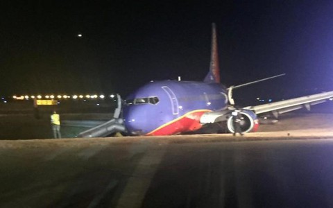 Máy bay Boeing 737 trượt khỏi đường băng, 8 người bị thương