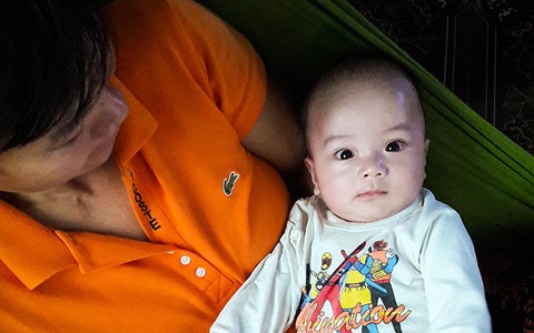 Bé trai 2 tháng tuổi bị bỏ trước nhà vợ chồng không con
