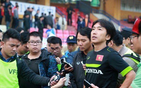 “HLV Miura khó làm hài lòng người hâm mộ”