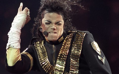 Michael Jackson bán 100 triệu album toàn cầu