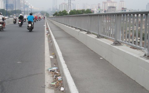 Cầu Sài Gòn đẹp mà rác nhiều ngó cũng kỳ