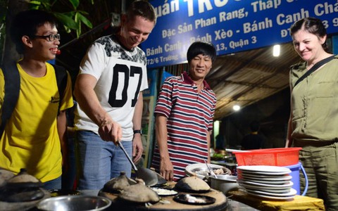 Thưởng thức món ăn bình dân Sài Gòn