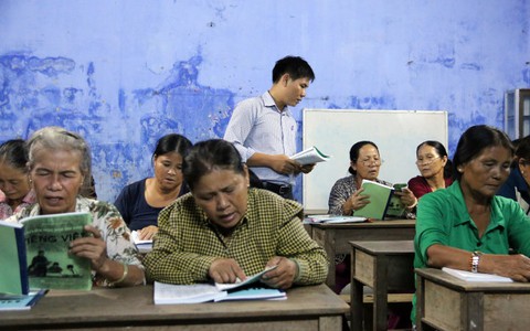 Khi các bà, các mẹ đi học xóa mù