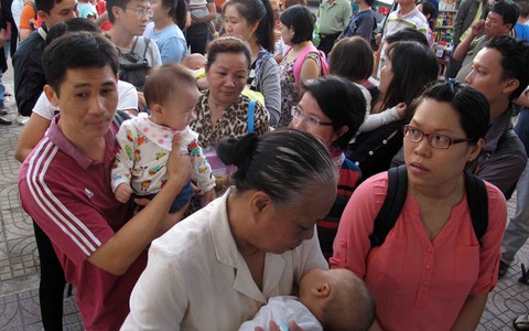 Dân TP.HCM xếp hàng dài chờ tiêm vắc xin trong trật tự