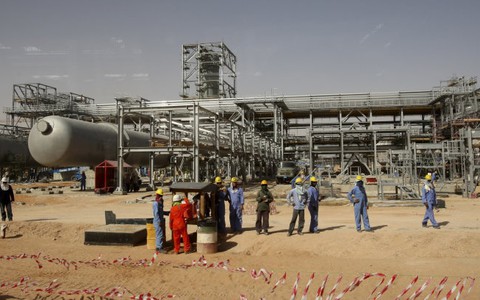 Saudi Arabia vật vã vì giá dầu sụt giảm