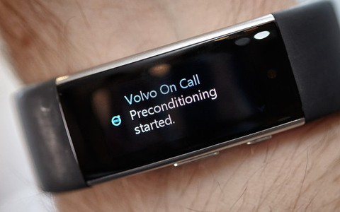 Điều khiển ô tô bằng giọng nói với vòng tay Microsoft Band 2