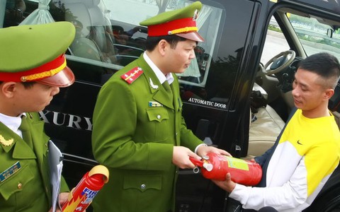 Bình chữa cháy ôtô “cháy” hàng