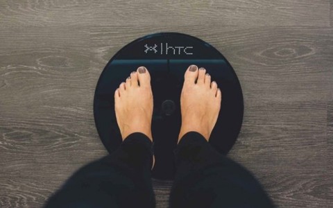HTC và Under Armor ra cân sức khỏe thông minh