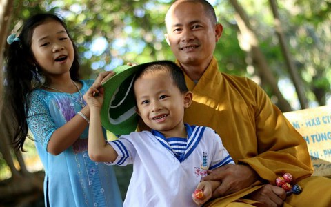 Dân huyện đảo Trường Sa lên chùa cầu bình an