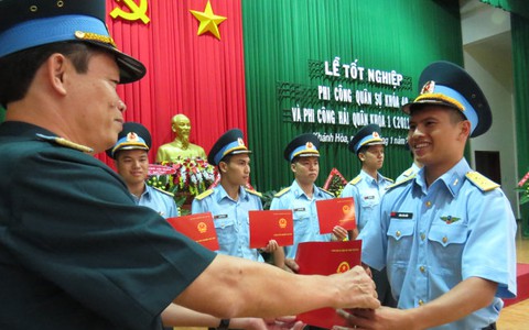 Cấp bằng tốt nghiệp cho lớp phi công hải quân đầu tiên