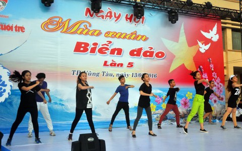 Mùa xuân biển đảo: Kim Tử Long hát cải lương cho chiến sĩ