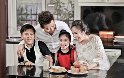 Nghe Tuấn Hưng hát ca khúc về tình cảm gia đình