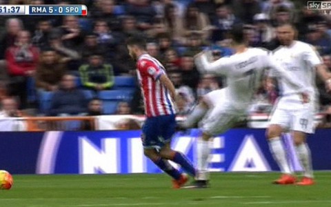 ​Xem video Ronaldo chơi xấu đối thủ