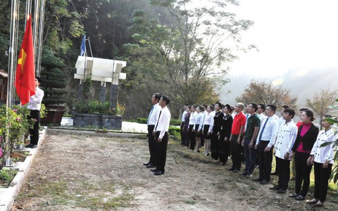 Chào cờ ở thác Bản Giốc