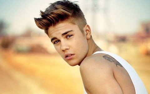 Justin Bieber làm tour kể chuyện đời mình