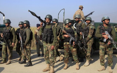 Khi Taliban tấn công, thầy tôi bắn lại và ngã xuống