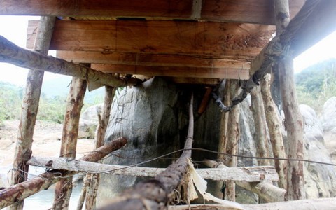Bạn đọc giấu tên tài trợ xây cầu nơi qua sông bằng dây cáp