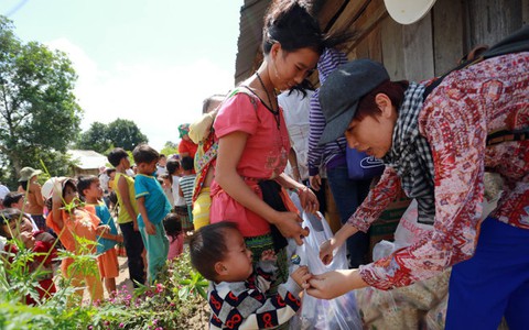 Quà xuân về với “làng chỉ có trẻ em”