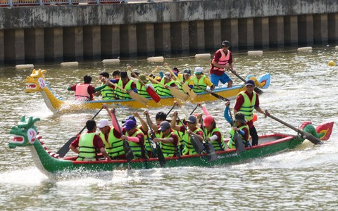 Đua ghe truyền thống chào mừng ngày thành lập Đảng